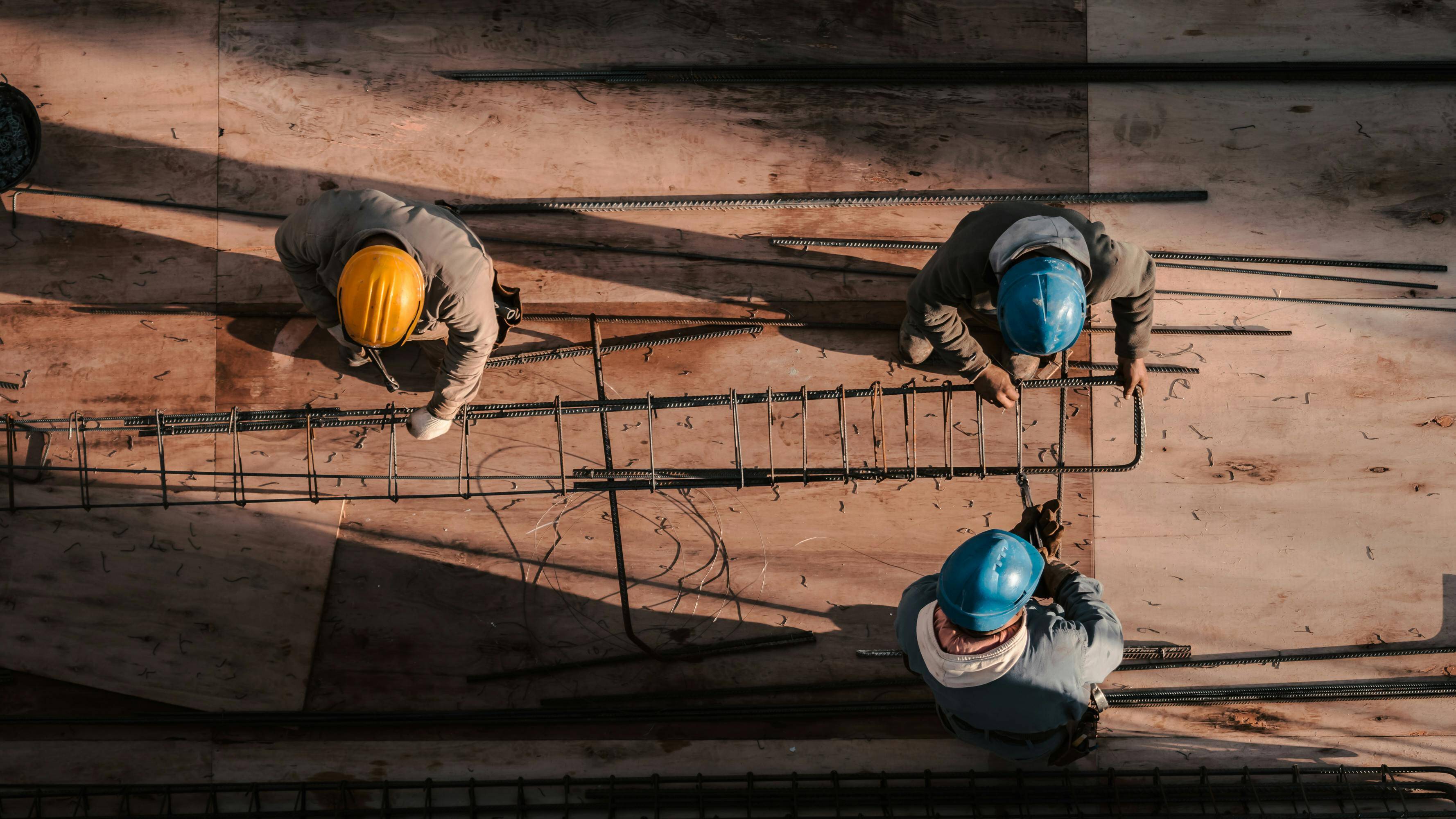 safety image_construction 3 men overhead